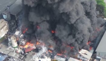 Gigantische Rauchsäule: Mehrere Tote nach Großbrand in Speiseölfabrik