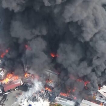 Gigantische Rauchsäule: Mehrere Tote nach Großbrand in Speiseölfabrik