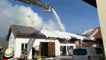 Für mehrere Stunden waren die Kräfte im Einsatz. Foto: -/Kreisbrandinspektion Cham/dpa