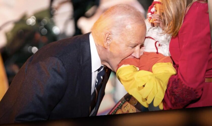 Halloween-Empfang: Süß oder übergriffig? Joe Biden knabbert an Baby in Hühnchen-Kostüm