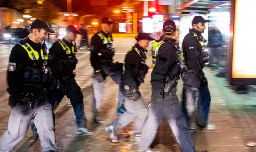 Nach den Halloween-Krawallen des vergangenen Jahres ist es in Hamburg in diesem Jahr ruhig geblieben. Foto: Daniel Bockwoldt/dpa