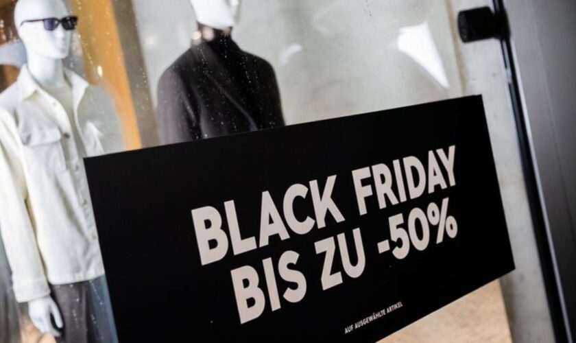 Mehr als 80 Prozent der Menschen in Deutschland wollen die Rabattaktionen rund um den Black Friday nutzen und auf Schnäppchenjag