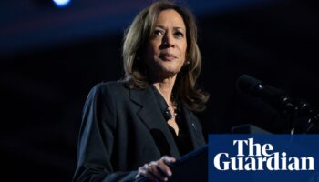 Harris grabs unexpected last-minute lead over Trump in Iowa poll