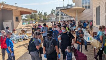 "He pasado de directora de colegio a dirigir un supermercado Consum": el centro logístico de la zona cero, en una escuela