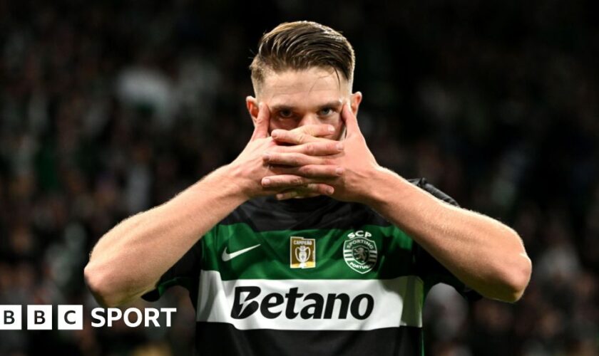 Viktor Gyokeres covers his face with his hands