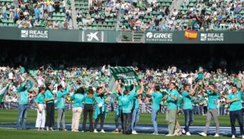 Homenaje a las remeras y los remeros tras sendos triunfos en la Regata Sevilla - Betis