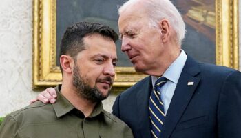 «Il aurait dû écouter les appels du président Zelensky bien plus tôt» : les tergiversations stratégiques de Joe Biden sur l’Ukraine