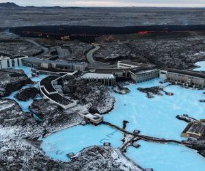 Island: Lava läuft auf den Parkplatz des Thermalbads Blaue Lagune