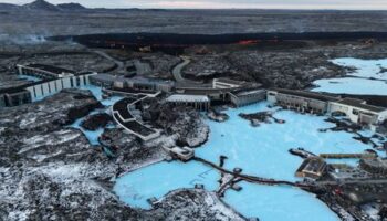 Island: Lava läuft auf den Parkplatz des Thermalbads Blaue Lagune