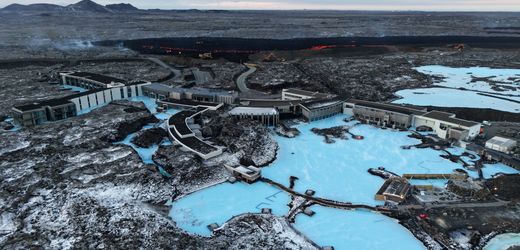 Island: Lava läuft auf den Parkplatz des Thermalbads Blaue Lagune