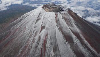 Japon : la neige enfin de retour sur le mont Fuji, marquant la fin d’un triste record