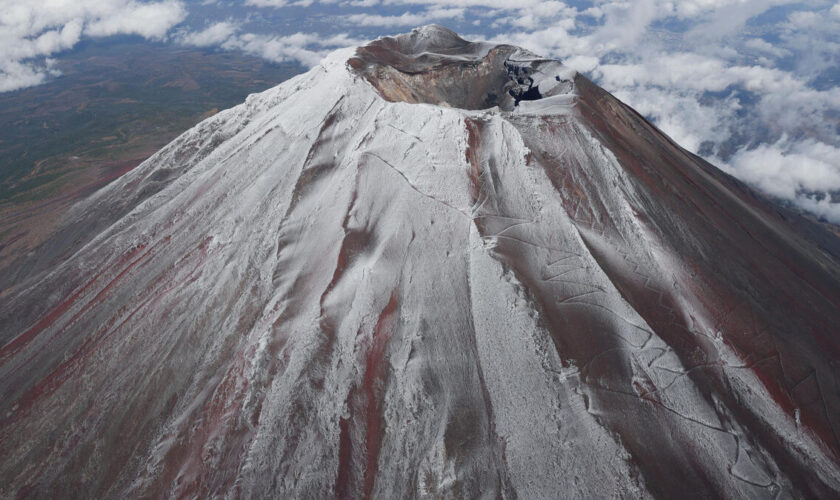 Japon : la neige enfin de retour sur le mont Fuji, marquant la fin d’un triste record