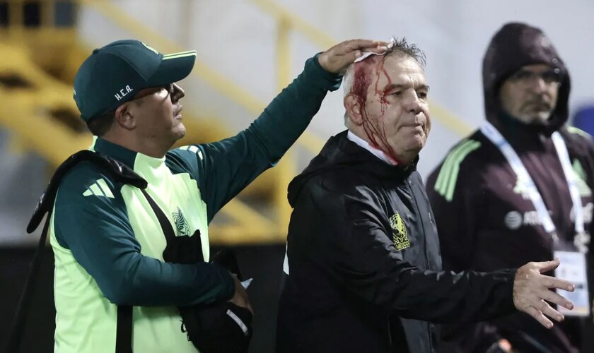 Javier Aguirre, agredido y con la cabeza abierta tras la derrota de México ante Honduras