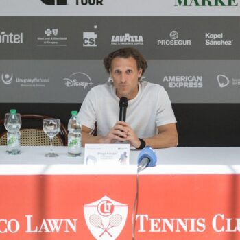 « Je profite du tennis comme un petit garçon » : l’ex-footballeur Diego Forlan débute sur le circuit pro