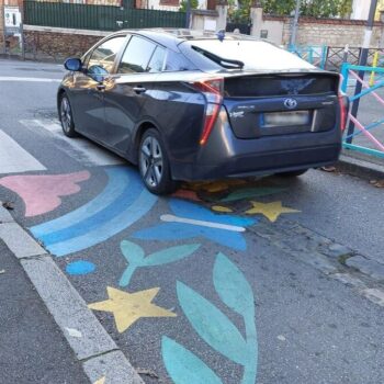 « Je vois ça, je ralentis direct » : aux Mureaux, de l’art au sol pour renforcer la sécurité routière près des écoles