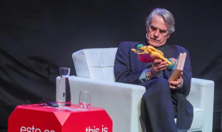 Jeremy Irons recibe el Giraldillo de Honor y aplaude la progresión del Festival de Cine de Sevilla: «El límite es el cielo»