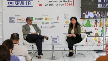 Juan Manuel de Prada presenta su monumental novela sobre la Francia ocupada en una Feria del Libro de Sevilla llena de público