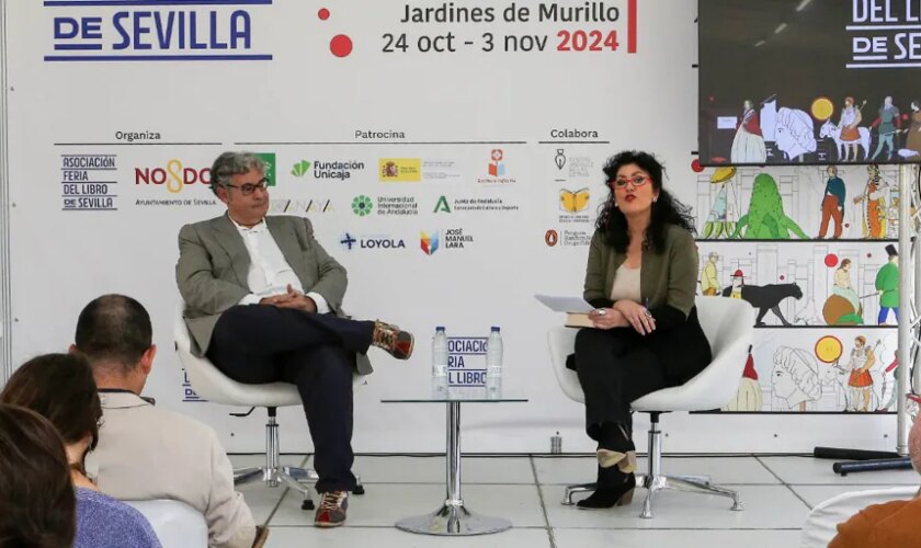 Juan Manuel de Prada presenta su monumental novela sobre la Francia ocupada en una Feria del Libro de Sevilla llena de público