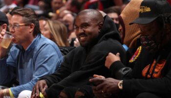 Kanye West prétend que «les Juifs contrôlent les Kardashian», selon une nouvelle plainte