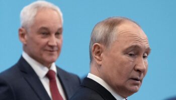 Kazakhstan : un drapeau ukrainien géant apparaît en pleine visite de Vladimir Poutine