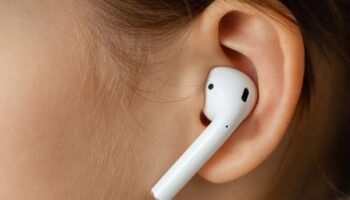 Knigge fürs Einkaufen: Ist es asozial, an der Kasse AirPods zu tragen?