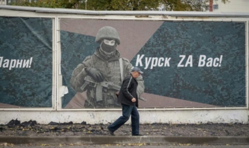 Straßenszene mit Soldat auf einem Plakat in Kursk – Soldaten aus Nordkorea laut USA an Kampfhandlungen beteiligt