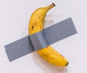 Kunst-Werk »Comedian«: Banane mit Klebeband von Maurizio Cattelan bei Sotheby's für 6,2 Millionen US-Dollar versteigert