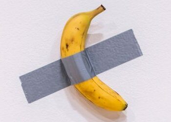 Kunst-Werk »Comedian«: Banane mit Klebeband von Maurizio Cattelan bei Sotheby's für 6,2 Millionen US-Dollar versteigert