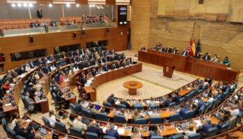 La Asamblea de Madrid guarda un minuto de silencio por las víctimas de la DANA y expresa su apoyo al pueblo de Valencia y a las fuerzas de rescate