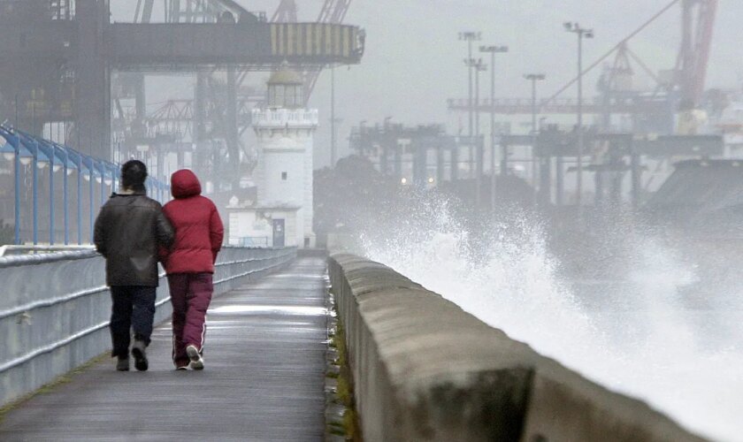 La borrasca Bert pone en alerta a once comunidades y deja este lunes frío, lluvias y vientos "huracanados" en varios puntos de la Península