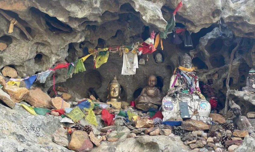 La exótica, divertida y marinera ruta que termina en una cueva dedicada a Buda