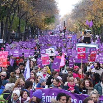 « La honte doit changer de camp » : des milliers de personnes dans la rue contre les violences sexistes