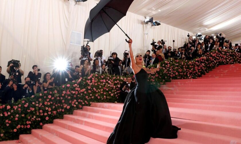 Lady Gaga donne le ton au gala du Met