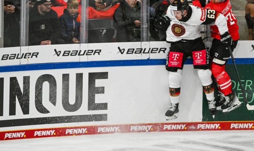 Harte Zweikämpfe gab es zwischen Deutschland und Österreich beim Deutschland Cup. Foto: Armin Weigel/dpa