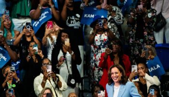 Las armas de Kamala Harris hacia la presidencia: un look híbrido entre encanto y dureza; el apoyo de celebrities jóvenes y un discurso muy diferente al de Hillary Clinton