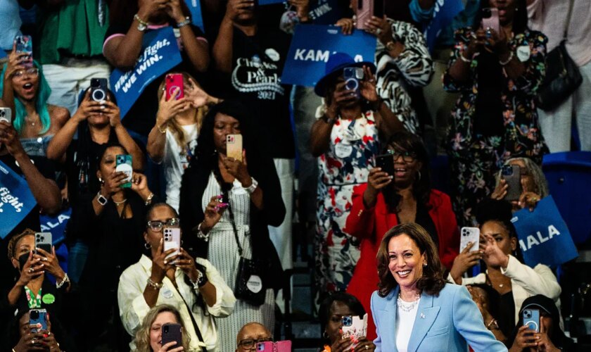 Las armas de Kamala Harris hacia la presidencia: un look híbrido entre encanto y dureza; el apoyo de celebrities jóvenes y un discurso muy diferente al de Hillary Clinton