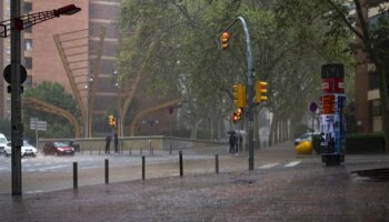 Las lluvias torrenciales en Barcelona y Tarragona provocan la suspensión de Rodalies, cancelaciones de vuelos en El Prat y tramos de autopistas inundados