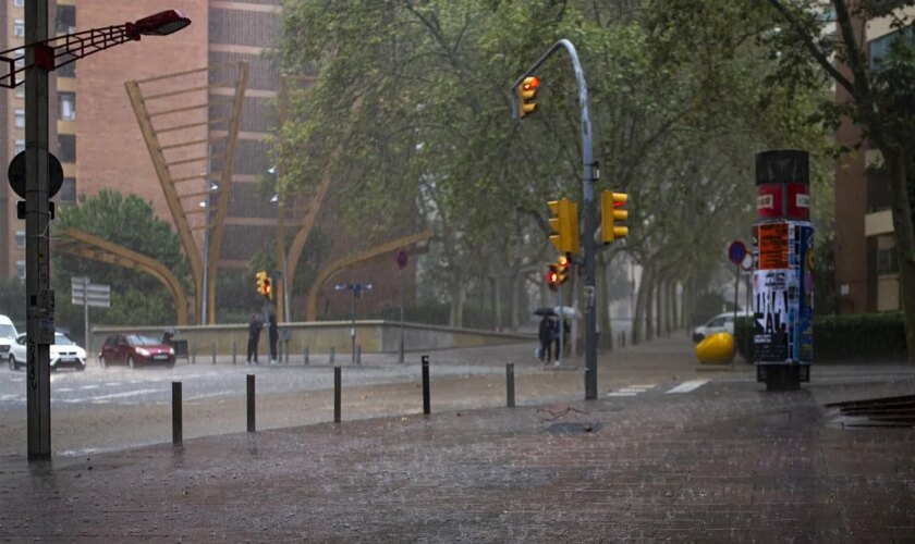 Las lluvias torrenciales en Barcelona y Tarragona provocan la suspensión de Rodalies, cancelaciones de vuelos en El Prat y tramos de autopistas inundados