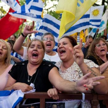 Bei der Stichwahl in Uruguay wird ein knappes Ergebnis erwartet. (Archivbild) Foto: Santiago Mazzarovich/AP/dpa