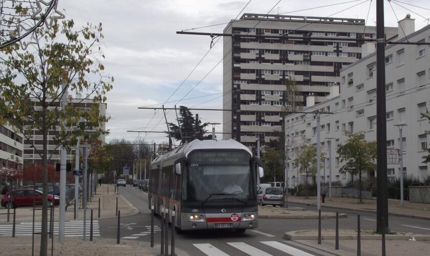 «Les chauffeurs conduisent avec la peur au ventre» : en banlieue lyonnaise, les bus victimes de nouveaux caillassages