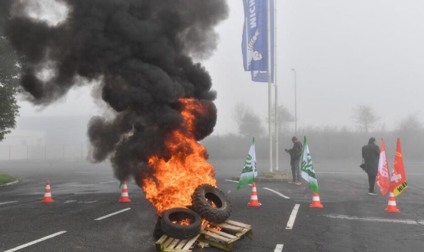 Les groupes français Auchan et Michelin annoncent des milliers de suppressions d'emplois