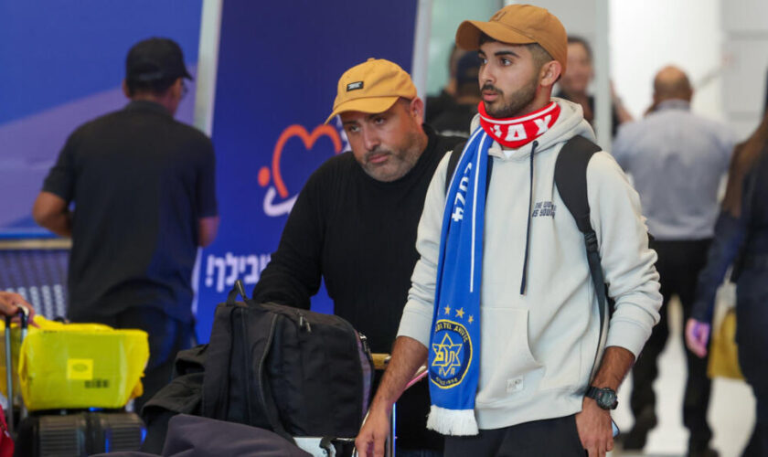 Les supporters israéliens de retour à Tel-Aviv après la nuit de violences à Amsterdam