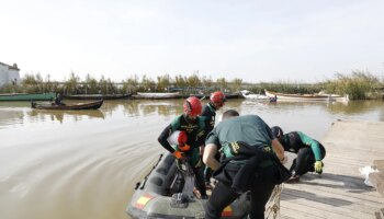 Los buzos de la Guardia Civil no encuentran muertos por ahora en la Albufera: "Necesitamos que el nivel del agua baje un metro y medio más"