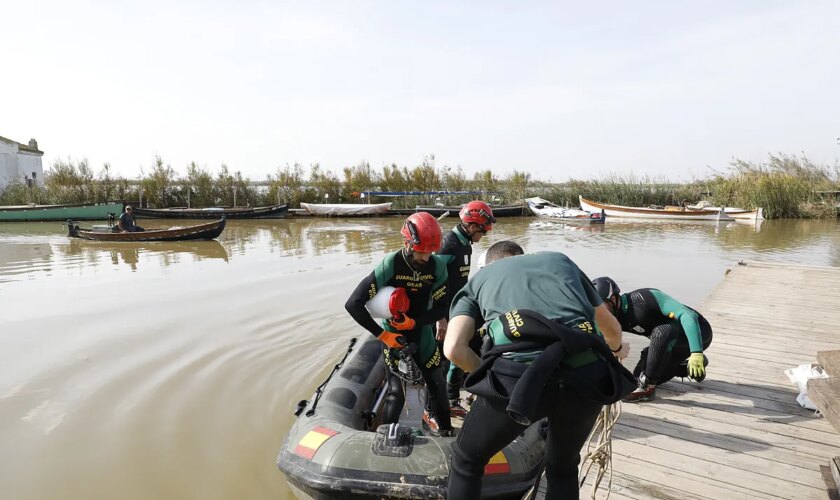 Los buzos de la Guardia Civil no encuentran muertos por ahora en la Albufera: "Necesitamos que el nivel del agua baje un metro y medio más"