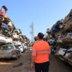 Los cementerios de coches y desechos que crecen en la zona cero de la tragedia