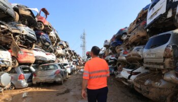 Los cementerios de coches y desechos que crecen en la zona cero de la tragedia