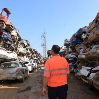 Los cementerios de coches y desechos que crecen en la zona cero de la tragedia