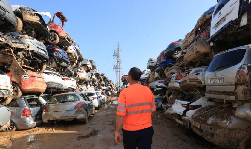 Los cementerios de coches y desechos que crecen en la zona cero de la tragedia