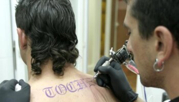 Los duros requisitos para contratar a camareros: «Sanciones por llevar piercing y hay que maquillar los tatuajes»