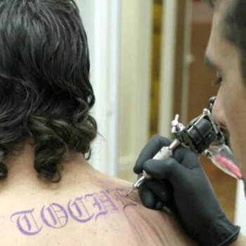 Los duros requisitos para contratar a camareros: «Sanciones por llevar piercing y hay que maquillar los tatuajes»